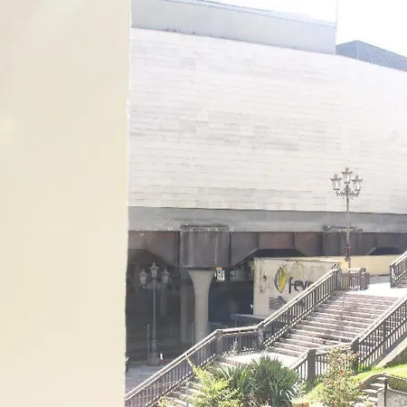 Centro Cerca De Estacion De Buses Y Trenes